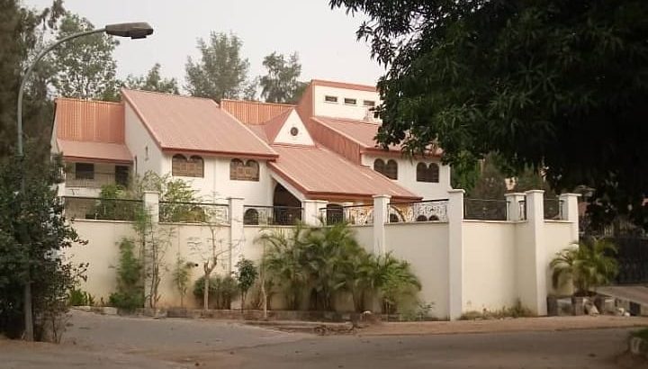 7 BEDROOM OLD HOUSE FOR SALE IN ABUJA LOCATION: MINISTERS H